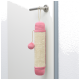 Ein rosa und cremefarbener Kratzbaum für Katzen mit einem hängenden Ball, an einem Türgriff vor einer weißen Wand montiert.