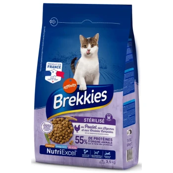 Sac de nourriture pour chats Brekkies par Affinity, 3,5 kg, design bleu et violet, 55 % de protéines animales, étiqueté "Stérilisé" avec du poulet et des légumes.