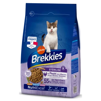 Sac de nourriture pour chats Brekkies par Affinity, 3,5 kg, design bleu et violet, 55 % de protéines animales, étiqueté "Stérilisé" avec du poulet et des légumes.