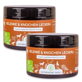 Zwei Gläser mit "Gelenke & Knochen Leckerli" Hundefutter, gekennzeichnet als Nahrungsergänzungsmittel für Hunde, mit einem braunen Hintergrund und floralen Designs.