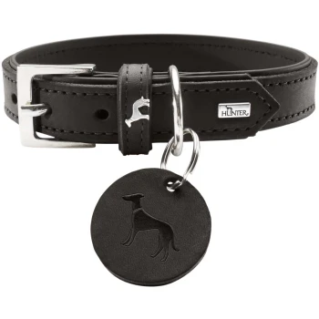 Halsband Larvik schwarz 50 cm Schwarzes Lederhalsband für Hunde mit silberner Schnalle und Anhänger mit einer Greyhound-Silhouette, markiert mit "HUNTER."