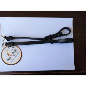 Schwarze Lederpferdezügel mit einem goldenen Clip, begleitet von einem runden Etikett mit der Aufschrift "Hans Mezer Horse Equipment."