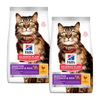 Zwei Säcke Hill's Science Plan Katzenfutter, gekennzeichnet mit "Empfindlicher Magen & Haut", mit einer Katze auf der Verpackung.