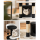 Ein gemütlicher Katzenbaum mit einer grauen Katze, die aus einem schwarz-weißen Versteck schaut, mit Kratzpfosten und einem baumelnden Spielzeug.