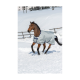 Ein braunes Pferd mit einer hellgrauen Decke läuft durch tiefen Schnee, mit einer verschneiten Landschaft und einem Holzzaun im Hintergrund.