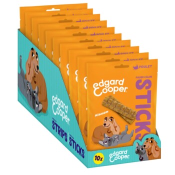 Une boîte de présentation de friandises pour chiens Edgard Cooper, avec un emballage orange illustré de chiens et le texte "BÂTONS" et "POULET."