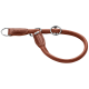 Braunes Leder-Hundehalsband mit silbernen Ringen und Nähdetails, das ein elegantes Design für den Komfort und Stil des Haustiers zeigt.