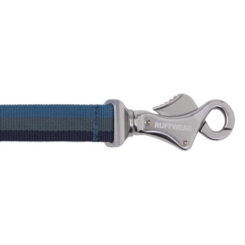 Nahaufnahme einer blauen und grauen gestreiften Hundeleine mit einem Metallclip, mit dem Markennamen 'RUFFWEAR' auf dem Clip eingraviert.