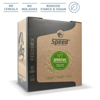 Box mit geschwindigkeitsabhängigem Mineralfutter für Pferde, mit einem grünen Etikett, das 'Keine Getreide, Kein Melasse, Reduziertes Stärke- & Zuckergehalt' angibt.