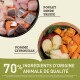 Image des ingrédients de la nourriture pour animaux : poulet cru, dinde, truite, pomme et citrouille. Le texte indique '70% ingrédients d'origine animale de qualité.'
