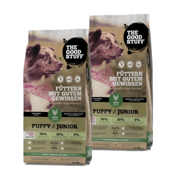 Zwei Säcke Hundefutter mit der Aufschrift "THE GOOD STUFF" und "PUPPY / JUNIOR," mit einem Hund auf der Vorderseite und Nährwertinformationen.