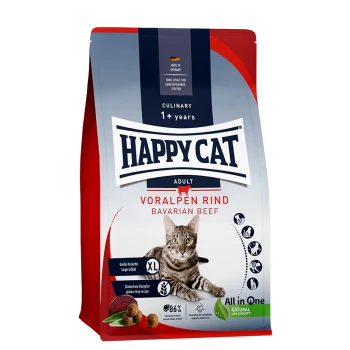 Happy Cat Adult Katzenfutterbeutel mit bayerischem Rindfleisch, mit einem Bild einer getigerten Katze, glutenfreier Rezeptur und großen Kroketten.