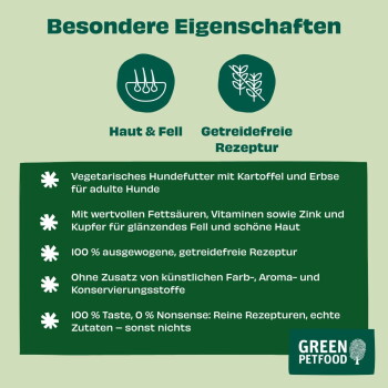 Zwei braune, quadratische Trockenfutterkroketten auf brauner Oberfläche, eine steht, die andere liegt flach.