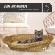 Eine getigerte Katze entspannt sich in einem gemütlichen geflochtenen Bett in einem stilvollen Wohnzimmer. Text: "ZUM AUSRUHEN schafft ein natürliches Ambiente." Logo: "ROHRSCHNEIDER."