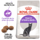 Sac de nourriture pour chats Royal Canin Regular Sterilised avec une illustration de chat noir, avec un texte mettant en avant le contrôle du poids et la taille des croquettes adaptées.