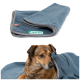 Eine gemütliche blaue Haustierdecke von Doctor Bark, teilweise gefaltet, mit einem kleinen Hund, der darin eingewickelt ist und zufrieden aussieht.