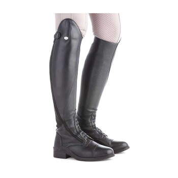 Schwarze Reitstiefel mit einem eleganten Design, mit einem seitlichen Reißverschluss und dekorativer Schnürung, getragen mit hellen Reithosen.