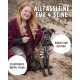 Eine Frau in einem kastanienbraunen Poncho sitzt mit einem gestromten Hund. Der Text lautet "Alltagsleine für 4 Beine," "Belastbares Doppel-Nylon," "Robust und Rostfrei."