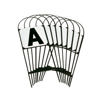 Ein schwarzer Metallausstellungsständer mit mehreren gebogenen Abschnitten, von denen jeder mit einer weißen Tafel mit dem Buchstaben "A" gekennzeichnet ist.