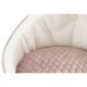 Nahaufnahme eines plüschigen Haustierbettes mit einem weichen, hexagonal gemusterten rosa Kissen und einem flauschigen weißen Innenfutter.