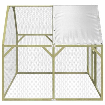 Holz-Tiergehege mit einem Drahtgitterdesign und einer weißen wasserdichten Abdeckung auf einer Seite, geeignet für kleine Tiere.