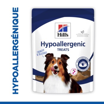 Paquet de friandises hypoallergéniques Hill's avec un chien heureux se léchant les lèvres, étiqueté "Croustillant & Délicieux", adapté aux chiens ayant des intolérances alimentaires.