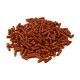 Une pile de petites pellets de nourriture pour animaux de compagnie de couleur brun rougeâtre sur un fond blanc.