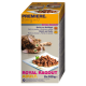 Eine verspielte getigerte Katze ruht neben einer bunten "Premiere Royal Ragout"-Box, die Geflügelstücke und das Etikett "Reich an Geflügel" zeigt.