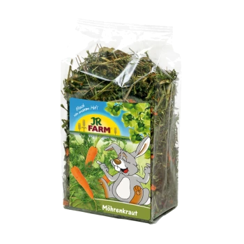 Eine durchsichtige Plastiktüte mit getrocknetem Karottengrün, beschriftet mit 'JR FARM Möhrenkraut', mit einem Cartoonkaninchen, das glücklich von Karotten umgeben ist.