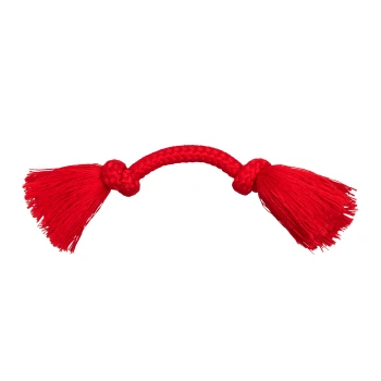 Czerwona pleciona zabawka dla zwierząt z frędzlami na końcach, dodająca tekstury i radości w zabawie.