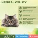 Nahaufnahme des Gesichts einer flauschigen getigerten Katze auf grünem Hintergrund mit "NATURAL VITALITY" und Zutatenangaben.
