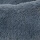 Nahaufnahme eines weichen, flauschigen grauen Haustierbettes mit einer strukturierten Oberfläche, ideal um Komfort für Haustiere zu bieten.