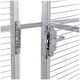 Nahaufnahme einer Metalltür für Haustierkäfige mit einem sicheren Riegel und Scharnieren, mit einer strukturierten silbernen Oberfläche und horizontalen Stangen.