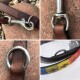 Nahaufnahmen von Hundeleinen mit Metallclips und Ringen, die braunes Leder und ein buntes geflochtenes Design zeigen.
