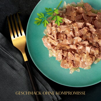 Stückiges Nassfutter in Gelee auf türkisfarbenem Teller mit Petersilie, mit goldener Gabel und dunkler Serviette; Text: „GESCHMACK OHNE KOMPROMISSE“.