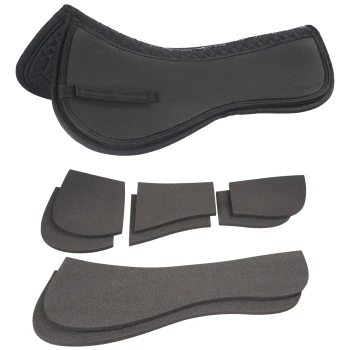 Schwarze Satteldecke mit abnehmbaren Schaumstoffeinlagen, entworfen für den Reitsport, auf einem weißen Hintergrund präsentiert.