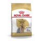 Royal Canin Adult Yorkshire Terrier Hundefuttertüte, mit einem Bild eines Yorkshire Terriers, mit Text, der die rassespezifische Ernährung hervorhebt.