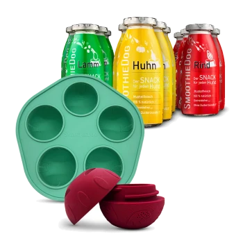 Flaschen mit SmoothieDog Hundesnacks in Lamm-, Huhn- und Rindergeschmack mit einer grünen Silikonform und einem roten Leckerli-Spender.