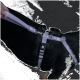 Schwarzer Hund trägt hellviolettes Geschirr und passende Leine mit kleinem weißen Markenschriftzug und Pfotenanhänger.