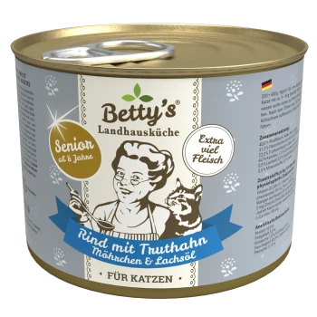 Dosenkatzenfutter mit dem Etikett "Betty's Landhausküche", das Rindfleisch mit Pute, Karotten und Lachsöl enthält, speziell für ältere Katzen.