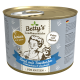Dosenkatzenfutter mit dem Etikett "Betty's Landhausküche", das Rindfleisch mit Pute, Karotten und Lachsöl enthält, speziell für ältere Katzen.