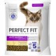 Hundefutterbeutel mit einer Nahaufnahme des Gesichts einer Katze, beschriftet mit "PERFECT FIT," mit "ANTI HAIRBALL 1+" und "unterstützt die Gesundheit des gesamten Körpers."