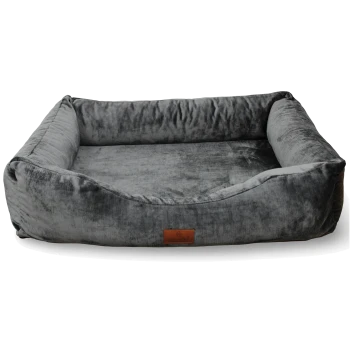 Graues, rechteckiges Plüschhaustierbett mit erhöhten Seitenpolstern und niedriger vorderer Öffnung, wildlederähnliche Textur, braunes Label 'PETLIVING' vorne.