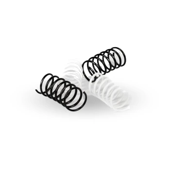 Eine Sammlung von drei Haustierspielzeugfedern, zwei schwarze und eine weiße, spielerisch auf einem weißen Hintergrund angeordnet.