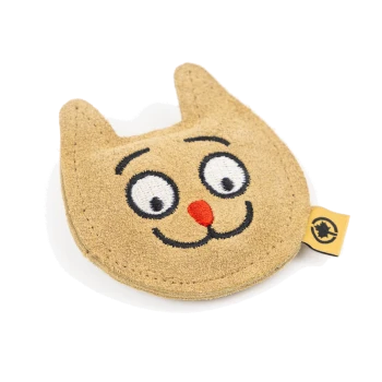 Ein süßes, tanfarbiges, katzenförmiges Plüschtier mit einem lächelnden Gesicht, großen Augen und einer roten Nase, mit einem kleinen Etikett an der Seite.