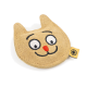 Ein süßes, tanfarbiges, katzenförmiges Plüschtier mit einem lächelnden Gesicht, großen Augen und einer roten Nase, mit einem kleinen Etikett an der Seite.