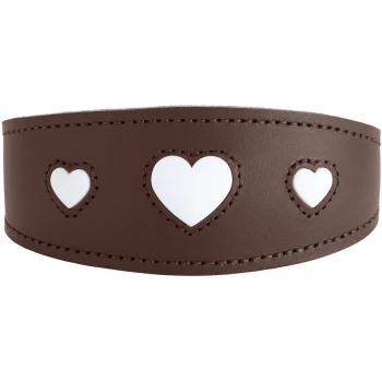 Braunes Leder-Haustierhalsband mit drei weiß hinterlegten herzförmigen Ausstanzungen und dekorativer Naht.