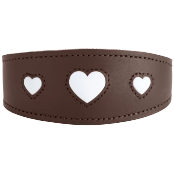 Braunes Leder-Haustierhalsband mit drei weiß hinterlegten herzförmigen Ausstanzungen und dekorativer Naht.