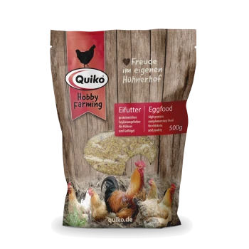 Quiko Hobby Farming Eifutter 500 g Tüte, Holzuntergrund mit Hühnern; Etikett mit der Aufschrift „Freude im eigenen Hühnerhof”