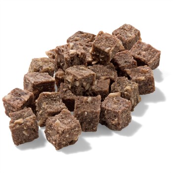 Ein Haufen kleiner, brauner, würfelförmiger Haustierleckerlis mit einer strukturierten Oberfläche, ideal für Hunde oder Katzen.